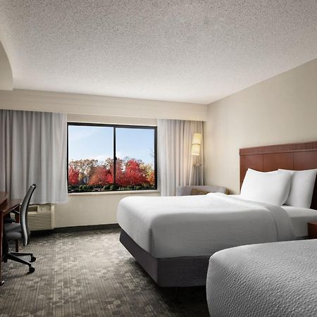 คอร์ตยาร์ด วอลล์ แอท มอนมัธ ชอร์ คอร์ปอเรต พาร์ค Hotel Wall ภายนอก รูปภาพ