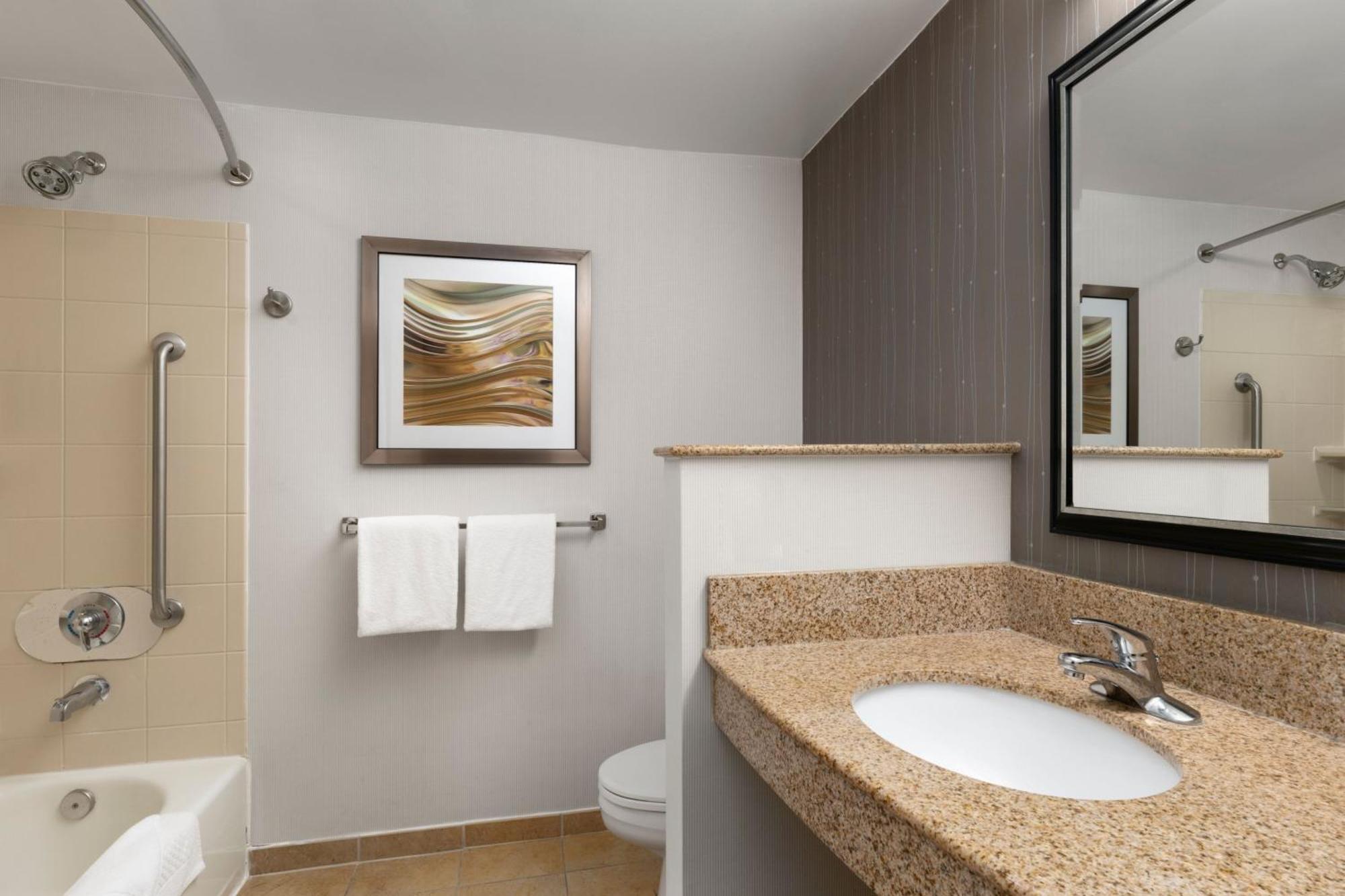 คอร์ตยาร์ด วอลล์ แอท มอนมัธ ชอร์ คอร์ปอเรต พาร์ค Hotel Wall ภายนอก รูปภาพ