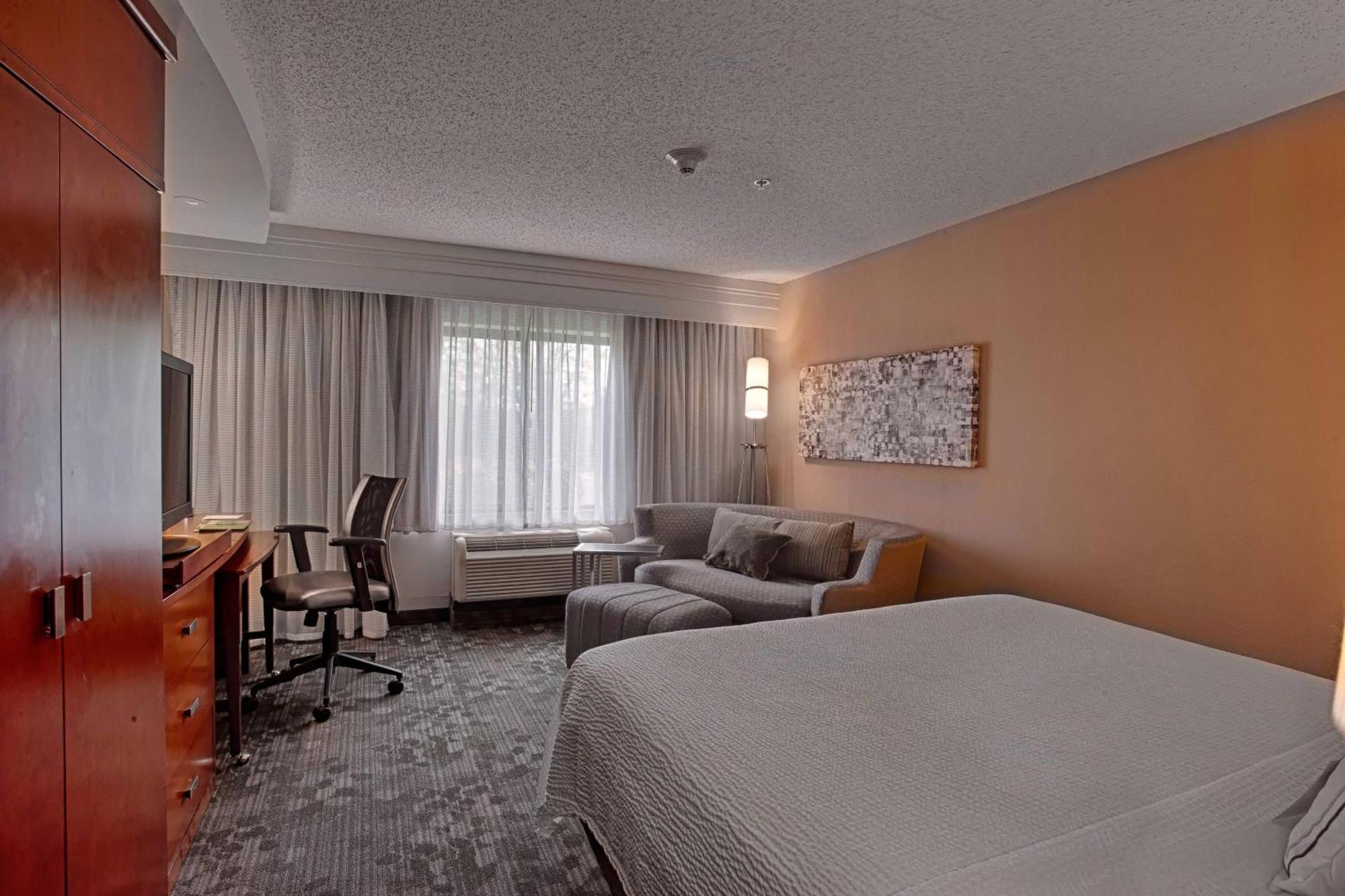 คอร์ตยาร์ด วอลล์ แอท มอนมัธ ชอร์ คอร์ปอเรต พาร์ค Hotel Wall ภายนอก รูปภาพ